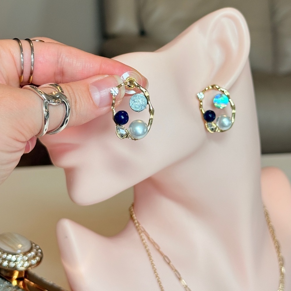 ⚜️ Elegant Gold and Blue Gemstone Earrings - Picture 6 of 8